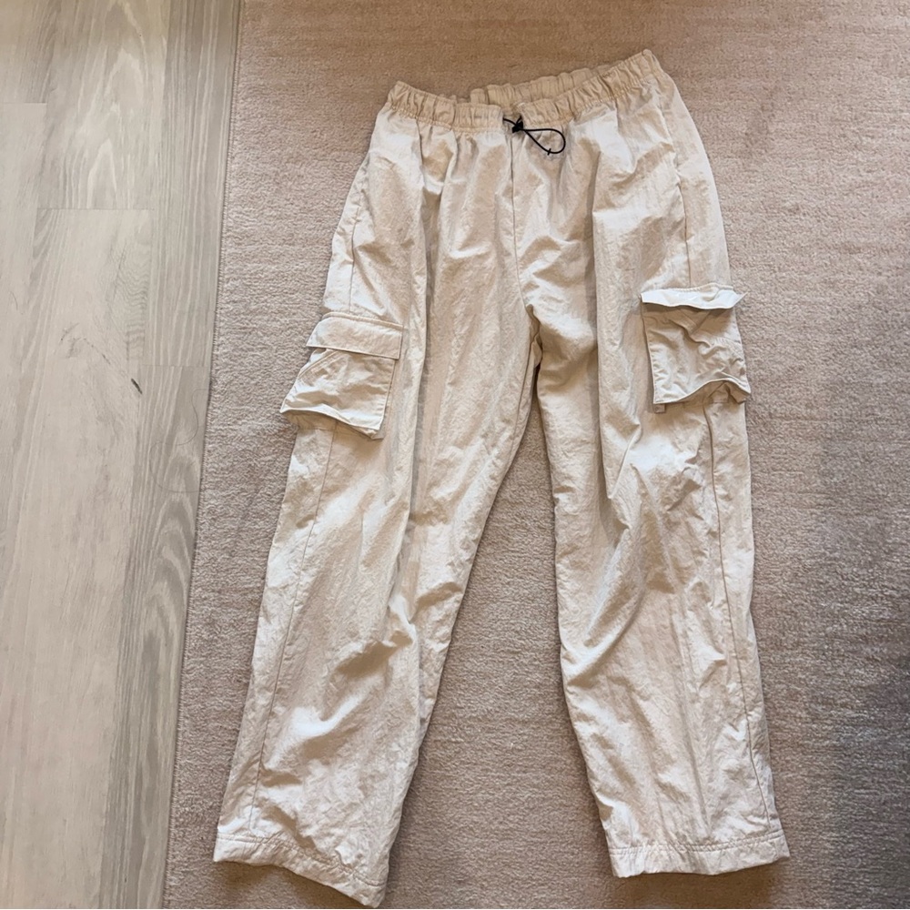 Nike Sportswear Essential
Women's‎ High-Rise Woven Cargo Pants